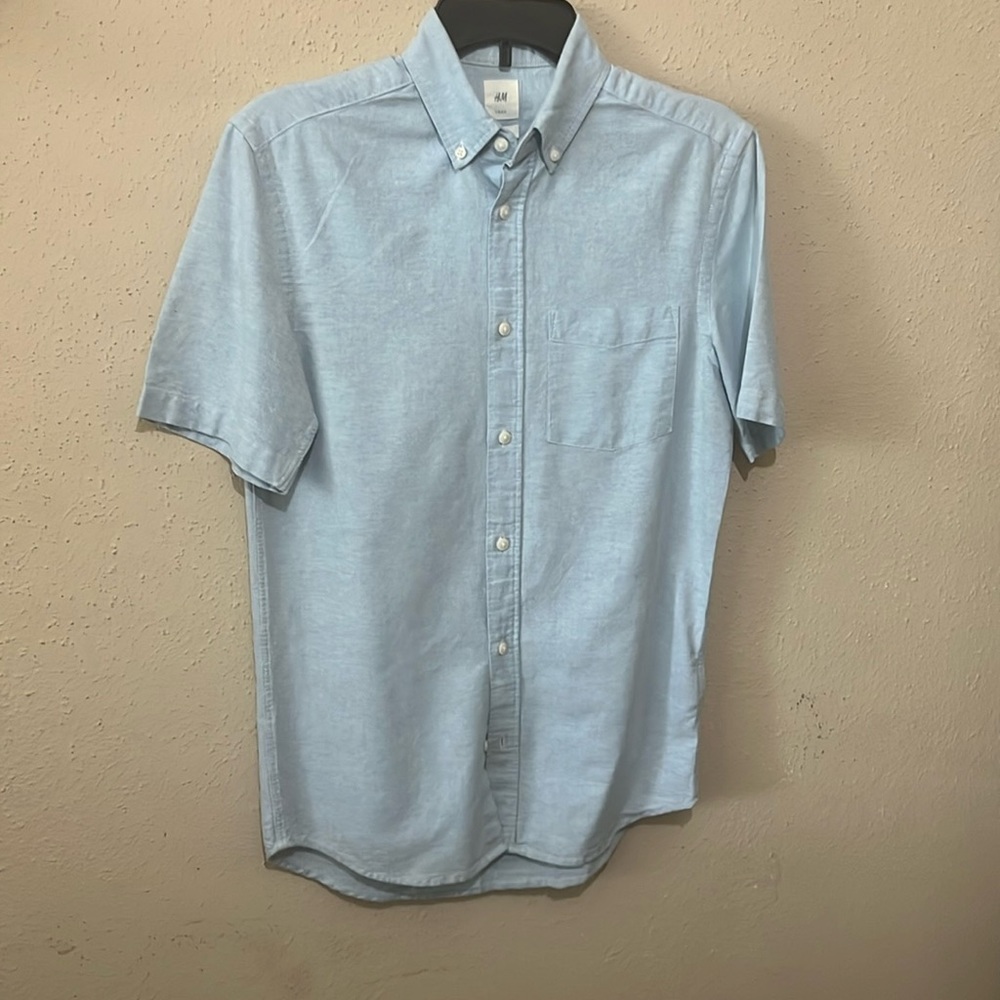 LIKE NEW ! H&M Men’s Extra Small Short Sleeve Button Up Shirt in Light Blue.